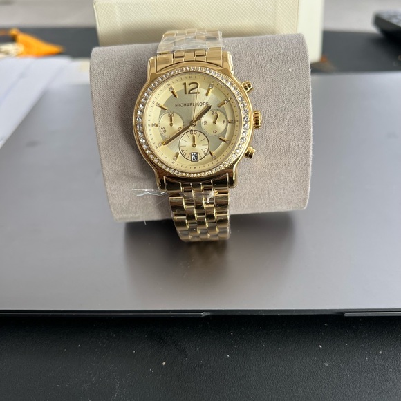 🔥NIB never used Michael Kors watch (gold) with Crystal face…It’s a showstopper! - Picture 4 of 7